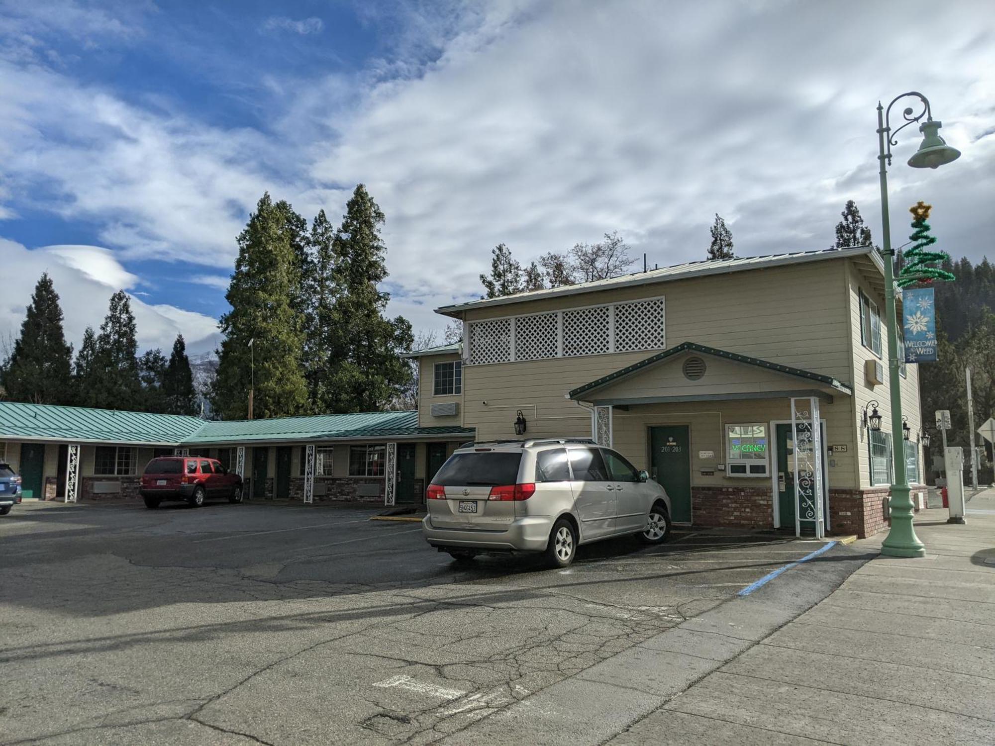 Hi-Lo Motel, Cafe And Rv Park Weed Exterior photo